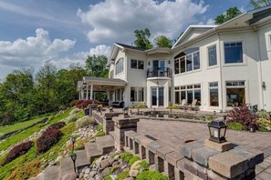 Exterior - The Villa: hot tub, sauna, game room, theatre (Keuka Park)