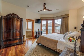 5 bedrooms, desk, iron/ironing board, free WiFi - The Villa: hot tub, sauna, game room, theatre (Keuka Park)