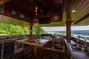 Fridge, microwave, oven, stovetop - The Villa: hot tub, sauna, game room, theatre (Keuka Park)