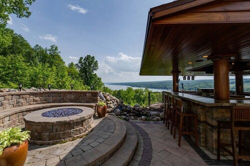 The Villa: hot tub, sauna, game room, theatre