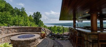 The Villa: hot tub, sauna, game room, theatre