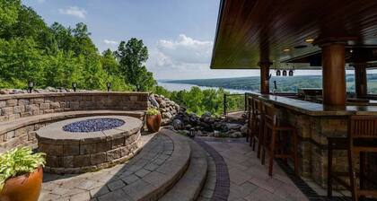 The Villa: hot tub, sauna, game room, theatre