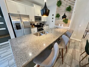 Geladeira, micro-ondas, fogão, cooktop