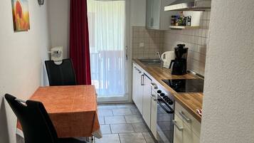 Fridge, oven, stovetop, coffee/tea maker