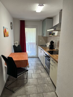 Kjøleskap, ovn, kokeplater og kaffetrakter/tekoker