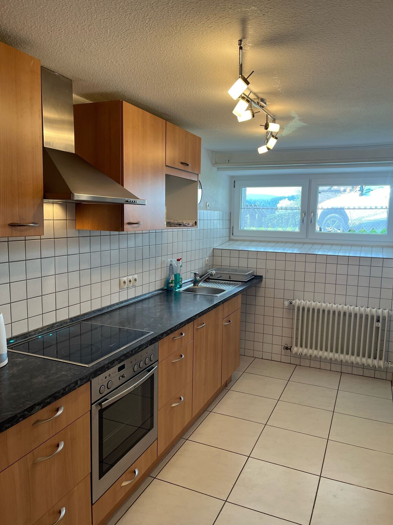 Køleskab, ovn, kogeplade, kaffe-/temaskine