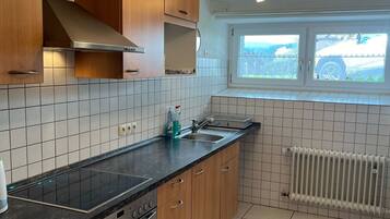 Køleskab, ovn, kogeplade, kaffe-/temaskine