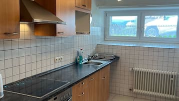 Frigorífico, horno, placa de cocina y cafetera o tetera