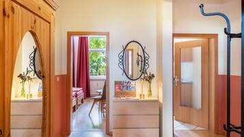 1 habitación, tabla de planchar con plancha, wifi gratis y ropa de cama