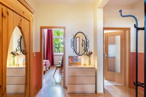 1 habitación, tabla de planchar con plancha, wifi gratis y ropa de cama 