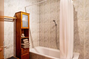 Ducha, artículos de tocador gratuitos, secador de pelo, toallas