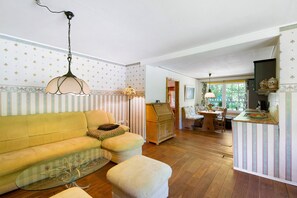 TV, fireplace - Holiday Home 'Im Grünen Winkel' with Shared Terrace, Shared Garden and Wi-Fi (Brüggen)