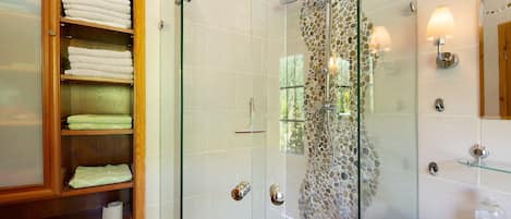 Douche, séchoir à cheveux, serviettes fournies
