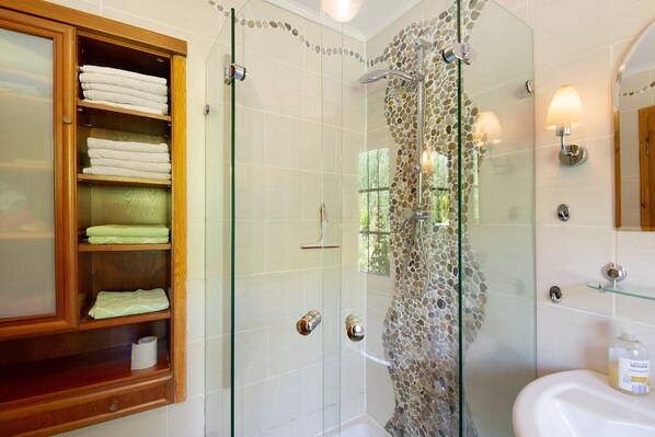 Shower, hair dryer, towels - Holiday Home 'Im Grünen Winkel' with Shared Terrace, Shared Garden and Wi-Fi (Brüggen)