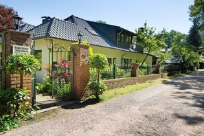 Exterior - Holiday Home 'Im Grünen Winkel' with Shared Terrace, Shared Garden and Wi-Fi (Brüggen)
