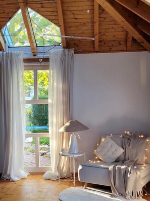 TV, fireplace - Holiday Home 'Lichtdurchflutetes Architektenhaus' with Mountain View, Terrace and Wi-Fi (Balingen)