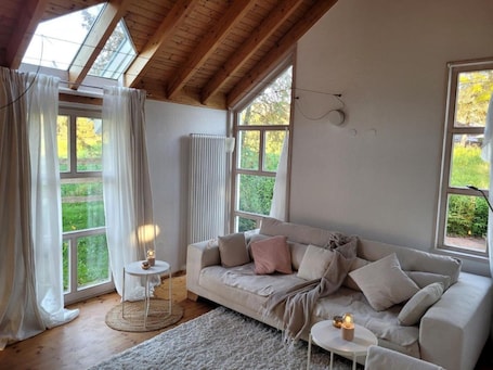 TV, fireplace. Holiday Home 'Lichtdurchflutetes Architektenhaus' with Mountain View, Terrace and Wi-Fi
