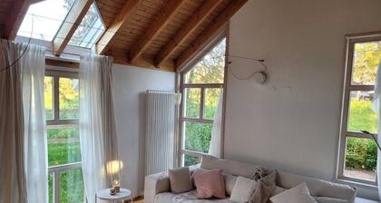 Ferienhaus 'Lichtdurchflutetes Architektenhaus' mit Bergblick, privater Terrasse und WLAN