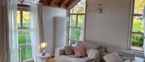 Una televisión, una chimenea