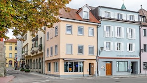 A street view with buildings, including a tourist information center. - Apartment '2 Mit Seeblick' with Lake View and Wi-Fi (Überlingen)