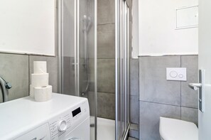 Regadera, secadora de cabello, toallas 