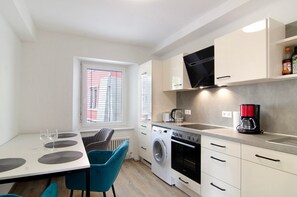 Fridge, oven, stovetop, dishwasher