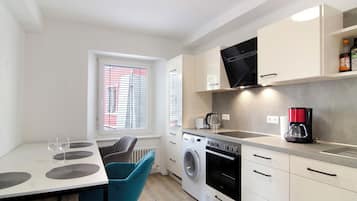 Frigorífico, horno, placa de cocina y lavavajillas