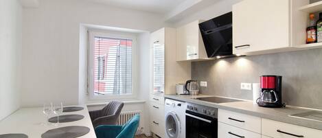 Fridge, oven, stovetop, dishwasher