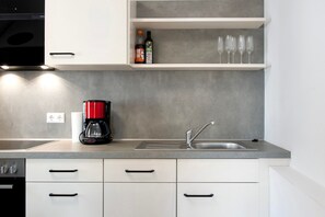 Fridge, oven, stovetop, dishwasher