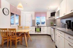 Jääkaappi, mikroaaltouuni, uuni, liesi