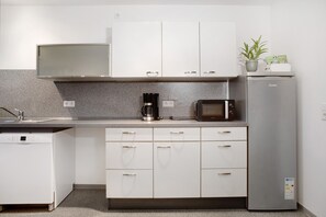 Jääkaappi, mikroaaltouuni, uuni, liesi