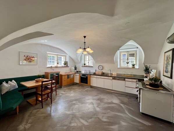 Kjøleskap, ovn, kokeplater og oppvaskmaskin