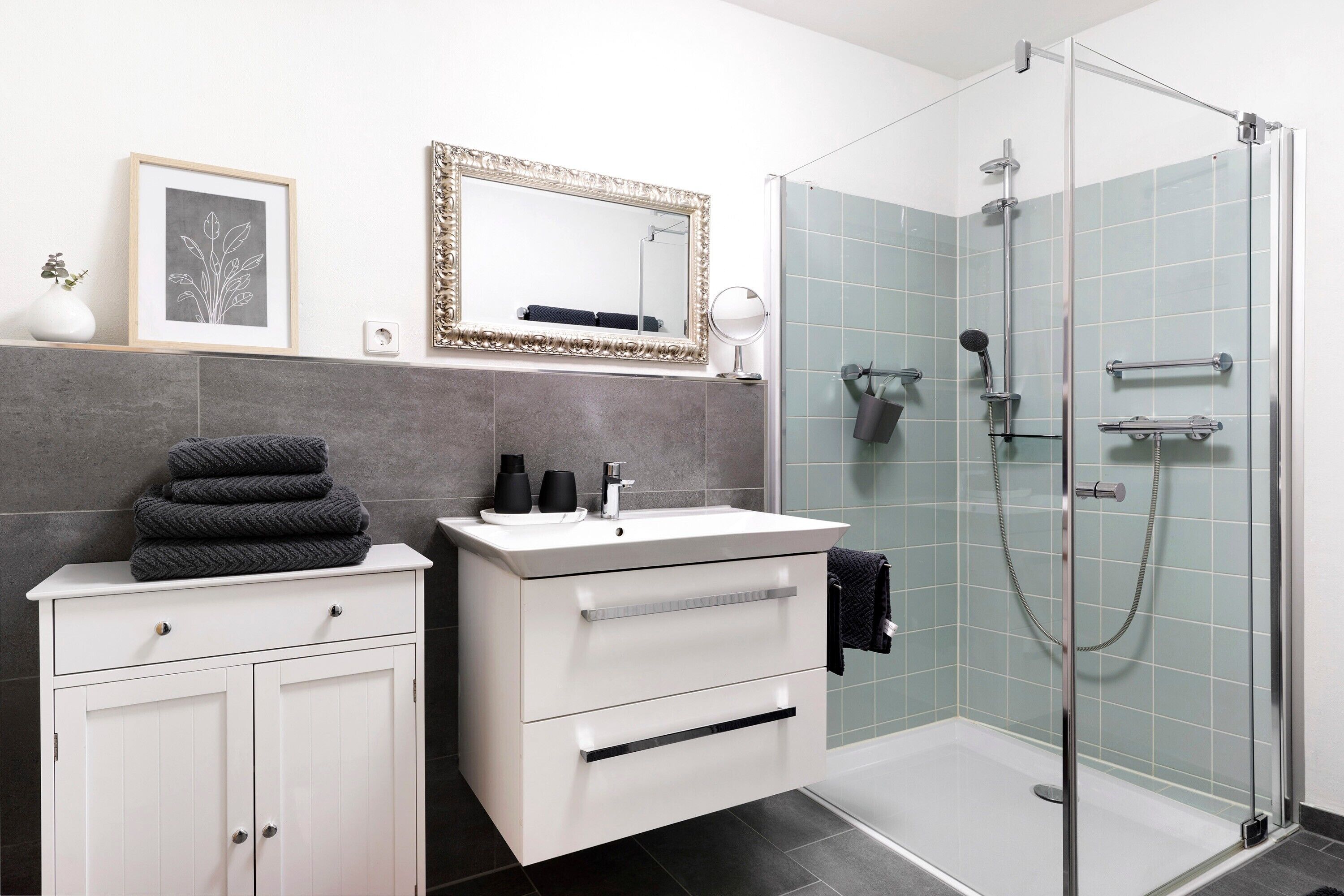 Shower, free toiletries, hair dryer, towels