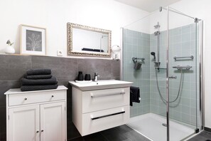 Shower, free toiletries, hair dryer, towels - Apartment 'Ferienwohnung Zola' with Wi-Fi (Ettenheim)