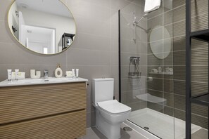 Douche, sĂšche-cheveux, serviettes fournies