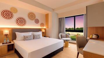 Ropa de cama de alta calidad y caja de seguridad en la habitación