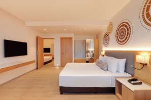 Ropa de cama de alta calidad y caja de seguridad en la habitación 