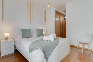 3 quartos, ferros/tábuas de passar roupa, berço de viagem