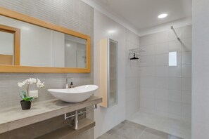 Douche, séchoir à cheveux, serviettes fournies, papier de toilette