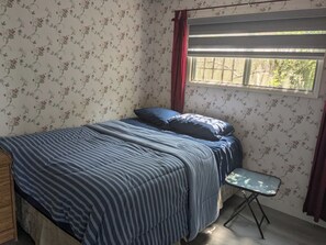 1 bedroom, WiFi, bed sheets - Gorgeous 3-bedroom house with AC and Hot tub for rent (Calgary)