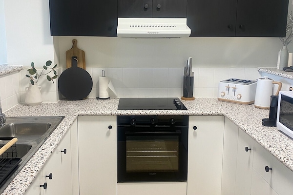 Frigorífico, microondas, horno y placa de cocina