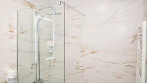 Standard Room | Bathroom | Shower, hair dryer, towels - Hotel Forum City (Pazardzik)