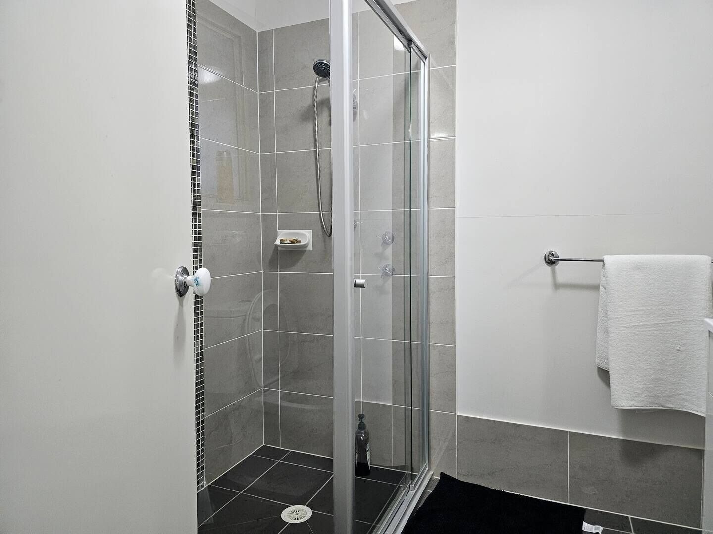 Sèche-cheveux, serviettes fournies, savon, papier toilette