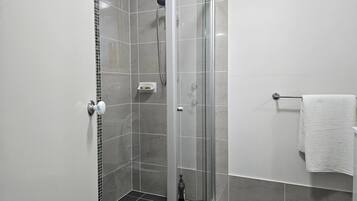 SĂšche-cheveux, serviettes fournies, savon, papier toilette