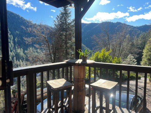 A guesthouse with panoramic mountain and river views  with private bathroom 