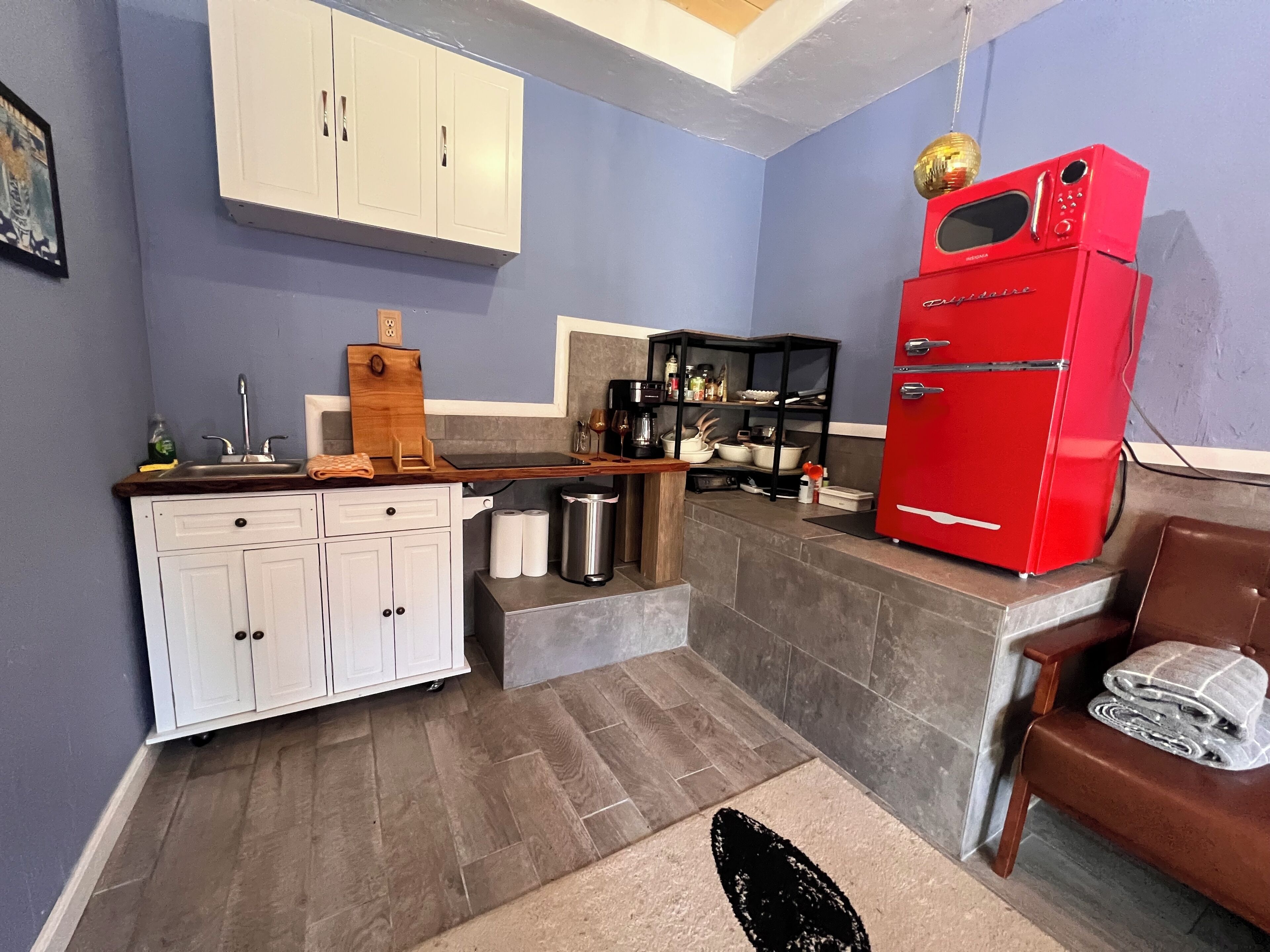 Kühlschrank, Mikrowelle, Wasserkocher mit Kaffee-/Teezubehör