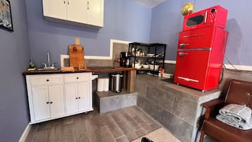 Kühlschrank, Mikrowelle, Wasserkocher mit Kaffee-/Teezubehör