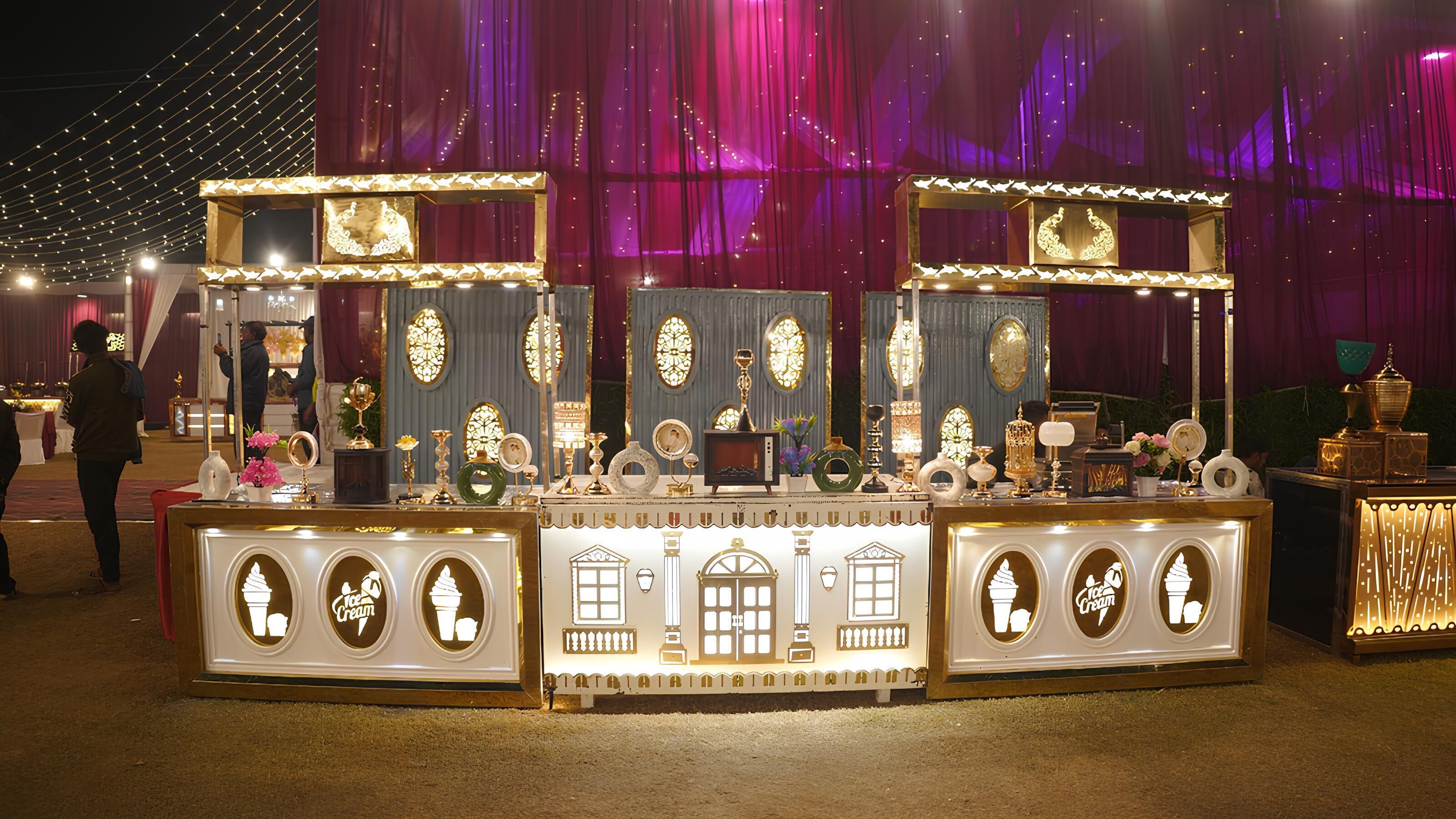 Una exhibición decorativa con temática de helados, que incluye varios recipientes de helado y un televisor.