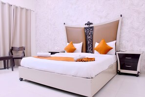 أسرّة بإسفنج يتكيف مع شكل الجسم وخزنة داخل الغرفة ومكتب