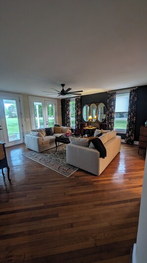 Smart-TV, Kamin, Arbeitsbereiche